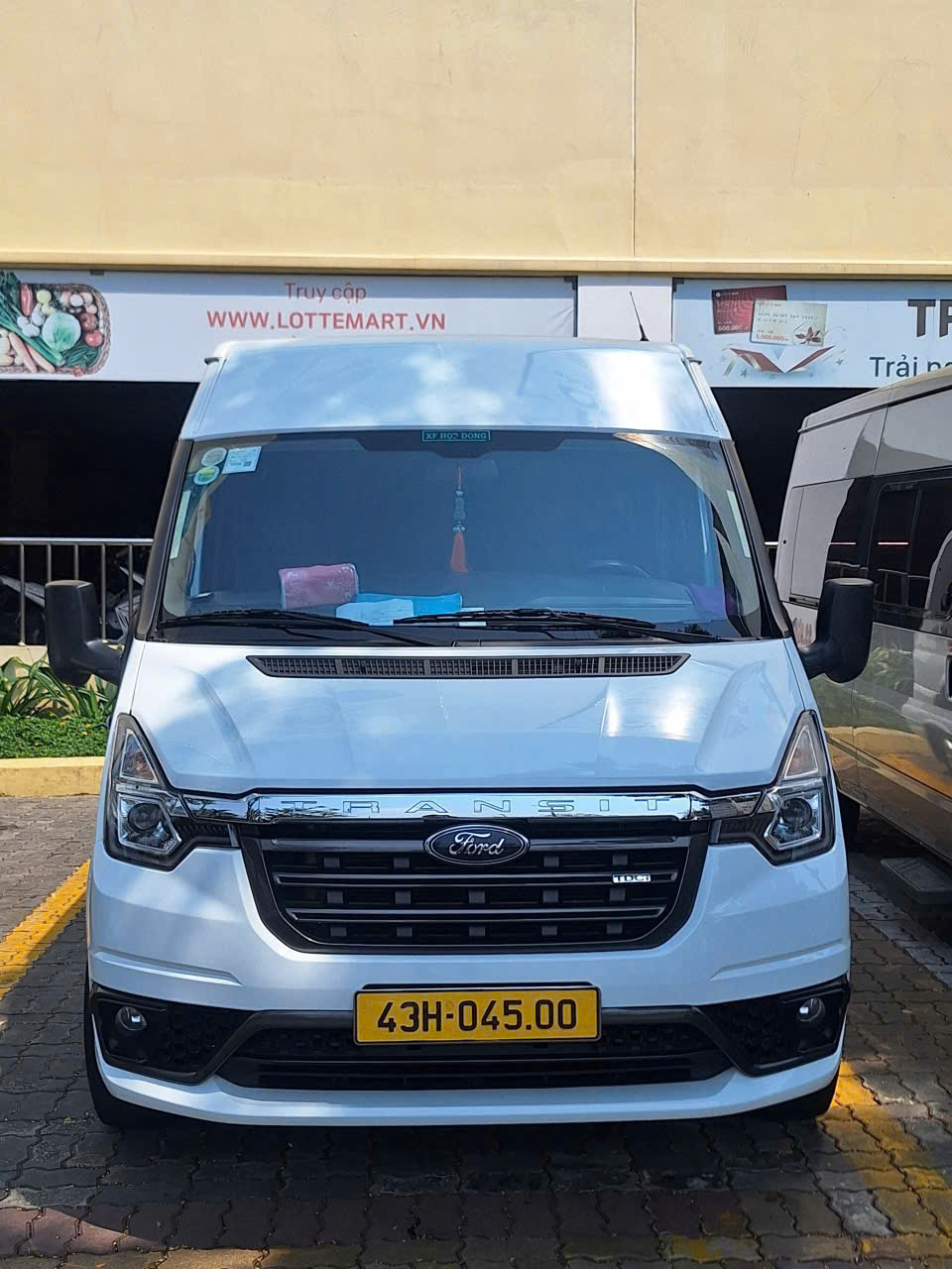 Xe Ford 16 chỗ của Danang Easy Ride