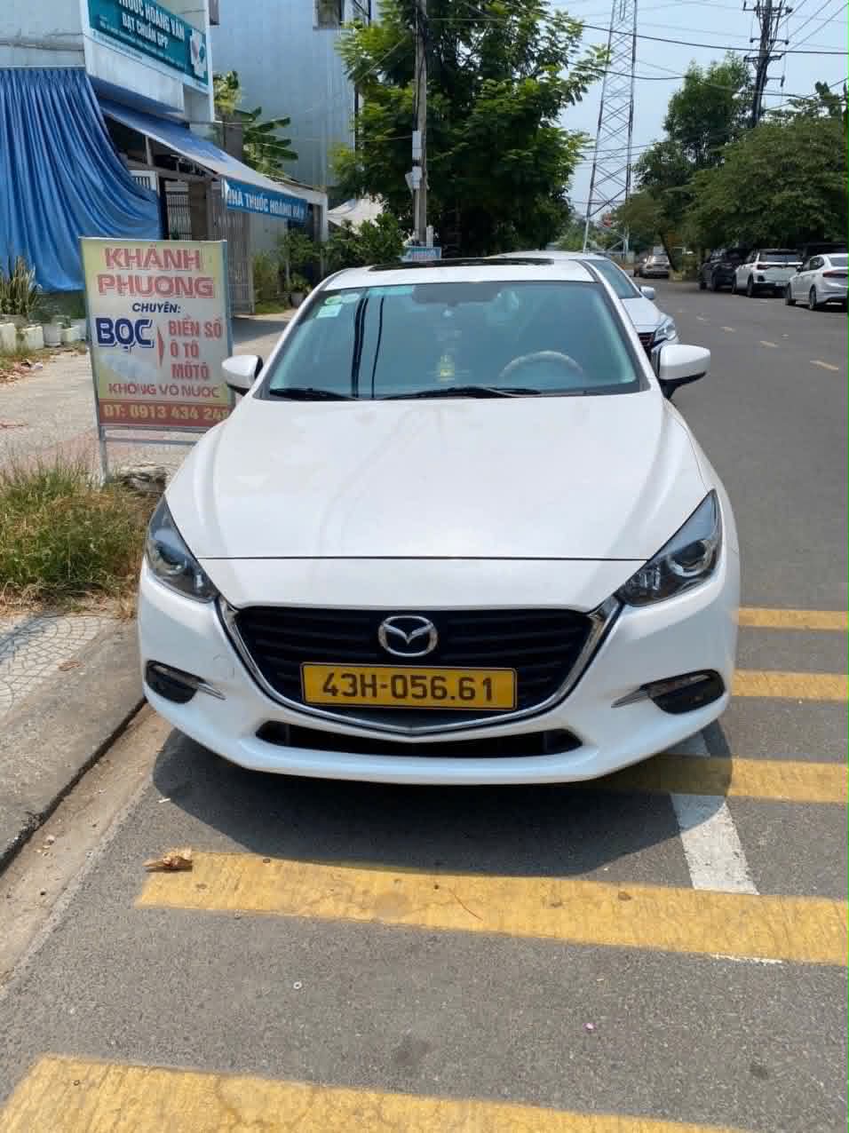 Xe Mazda 4 chỗ màu trắng của Danang Easy Ride